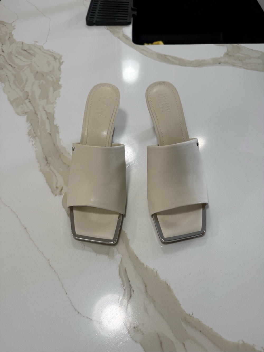 DKNY Women's Kailyn Ash Leather
Square Toe Mule Sandals size10